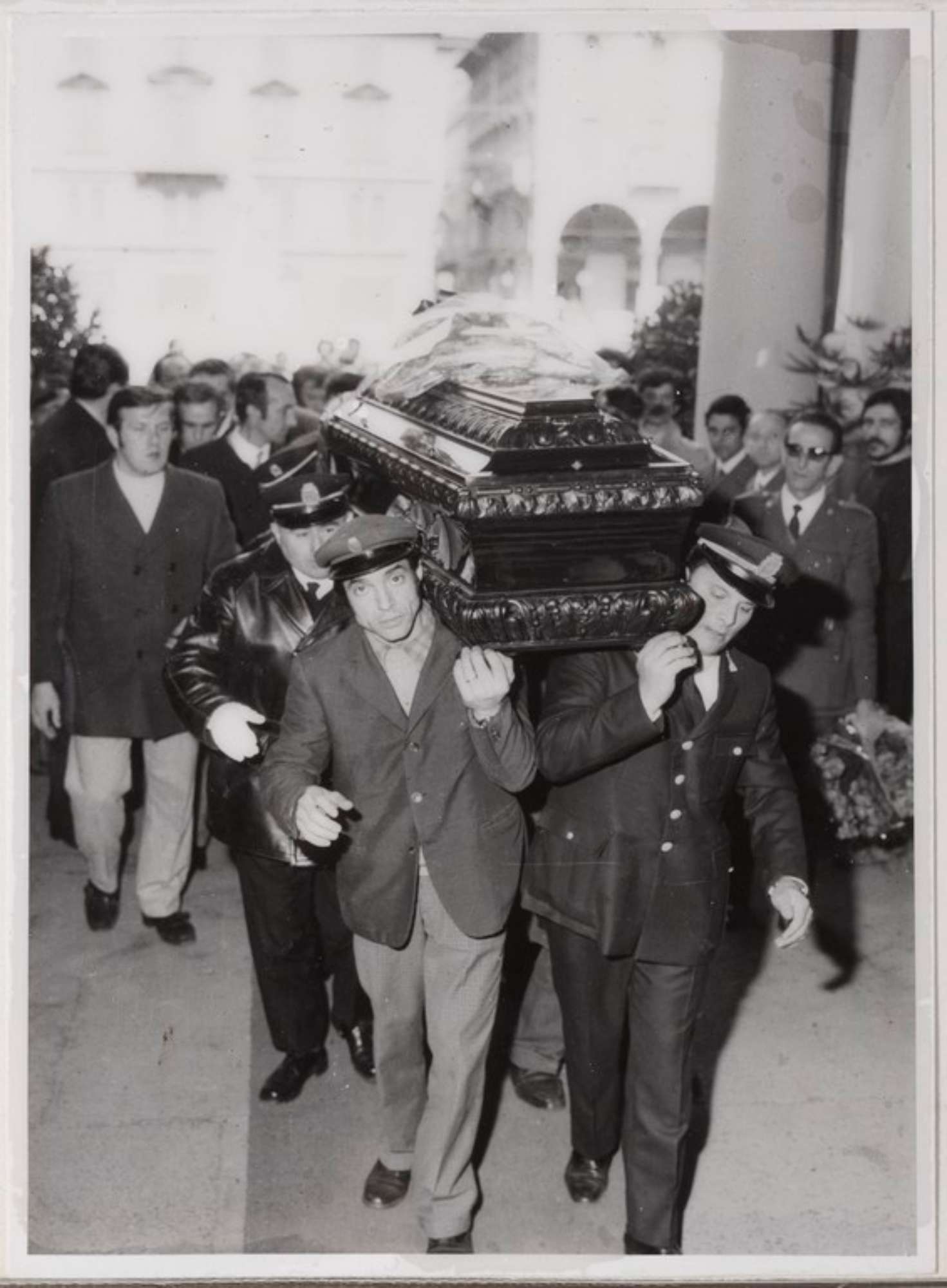 Gattatico-Reggio Emilia, 27-30 marzo 1970, Funerali di Alcide Cervi, la bara di Alcide portata a braccia